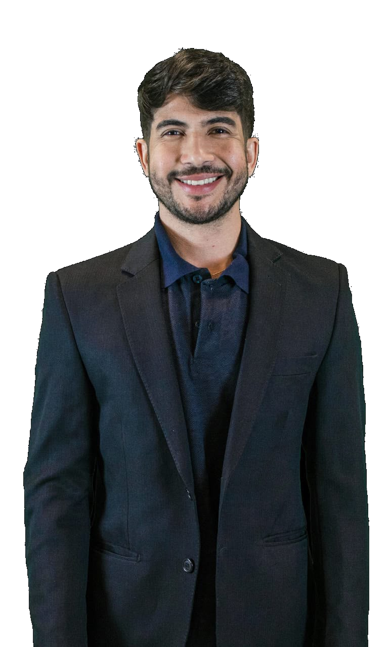 Benedito da Vozinha sorrindo, de terno escuro